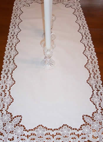 Freestanding lace table runner