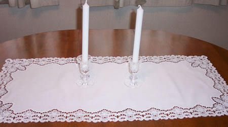 Freestanding lace table runner