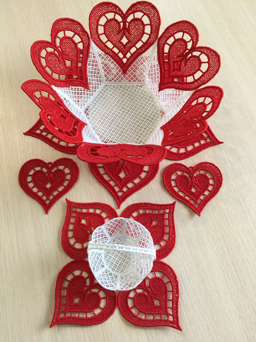 Free standing lace bowl and doily w. heart