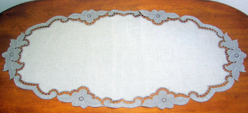Freestanding lace table runner