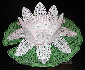 10264 Free standing lace water lilly bowl