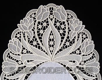 10511 Free standing lace tulip doily set
