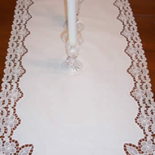Free standing lace table runner