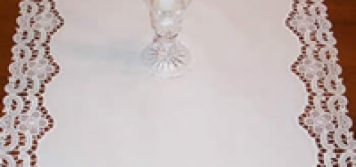 Free standing lace table runner