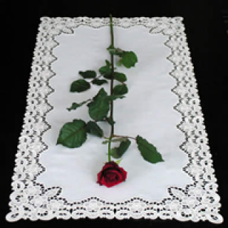 Free standing lace table runner