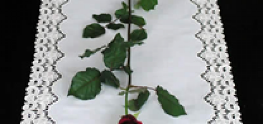 Free standing lace table runner