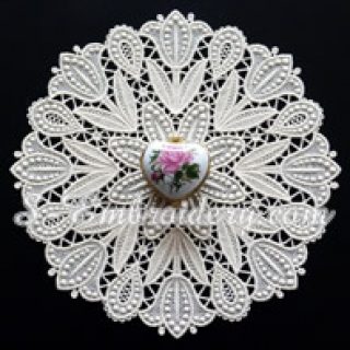 10656 Tulips free standing lace doily