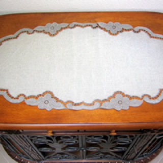 Free standing lace table runner