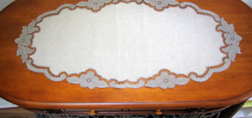 Free standing lace table runner