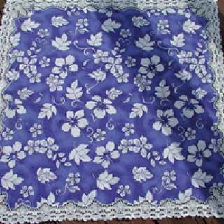 Freestanding lace table topper