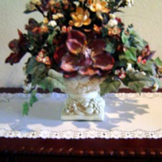 Freestanding lace table runner