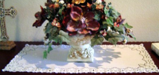 Freestanding lace table runner