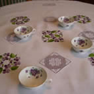Table cloth with violets